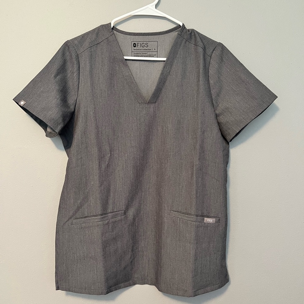 Figs Casma™ Three-Pocket Scrub Top Graphite
